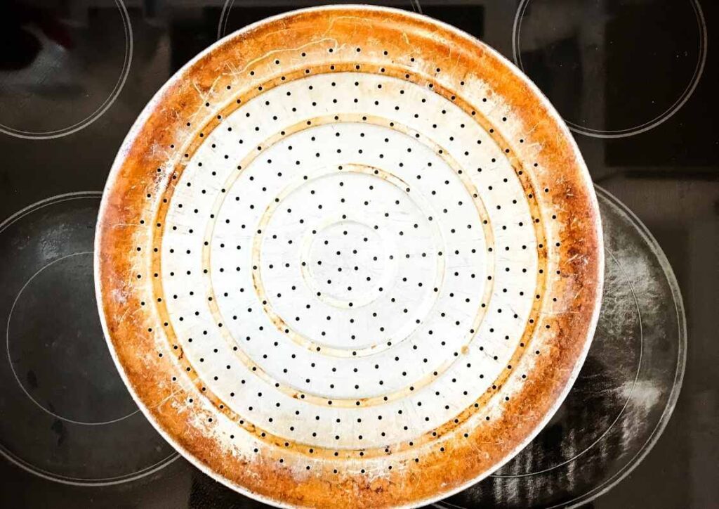 Pizza Pan with Holes vs. No Holes 5 Key Differences