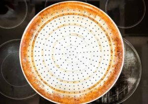 difference between Pizza pan with holes and pizza pan with no holes